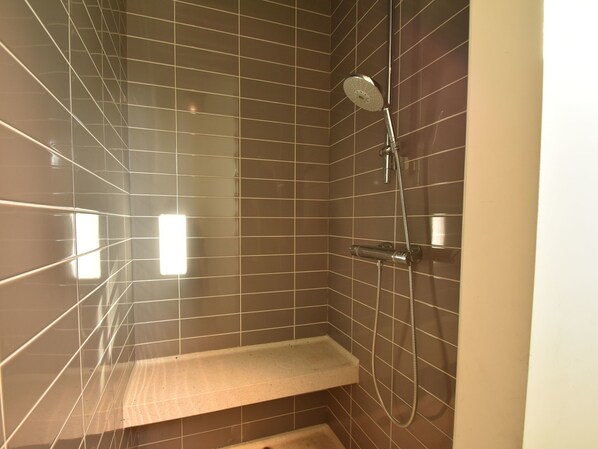 Shower, towels - Spacious Bungalow in Bergen With Garden (Bergen)