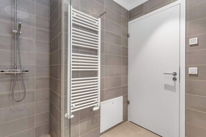 Dusche, Haartrockner, Handtücher