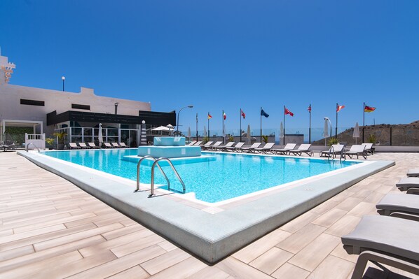 Appartement, salle de bain attenante (1 Hab + Vista bar) | Piscine extérieure | Piscine extérieure, chaises longues