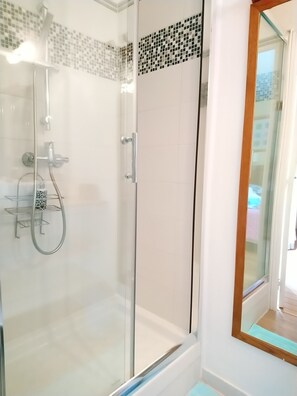 Chambre d'été | Bathroom | Free toiletries, hair dryer, towels, soap - La Tonnelle (Vouvray)