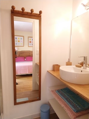 Chambre d'été | Bathroom | Free toiletries, hair dryer, towels, soap - La Tonnelle (Vouvray)