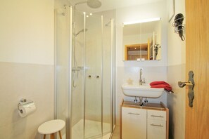 Dusche, Haartrockner, Handtücher