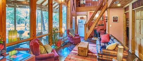 Chimenea, tenis de mesa y libros