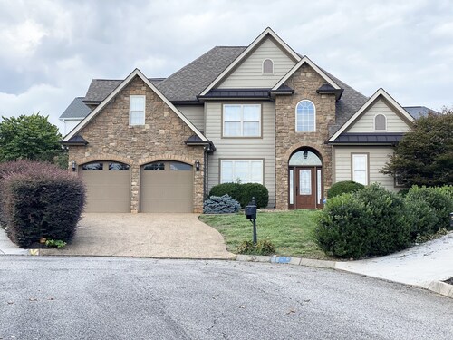 Luxe West Knoxville Home- Easy access to Downtown, UT, Airport and Oak Ridge