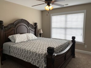4 bedrooms, iron/ironing board, free WiFi, bed sheets - Luxe West Knoxville Home- Easy access to Downtown, UT, Airport and Oak Ridge (Knoxville)