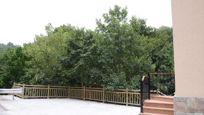 Una scala che conduce a un edificio con un recinto in legno e alberi sullo sfondo.