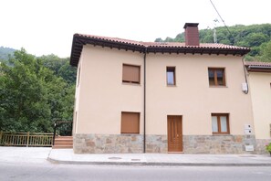 Front of property - El Rincón de Limés (Cangas del Narcea)