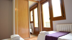 Una stanza con un letto, un armadio in legno e una finestra.