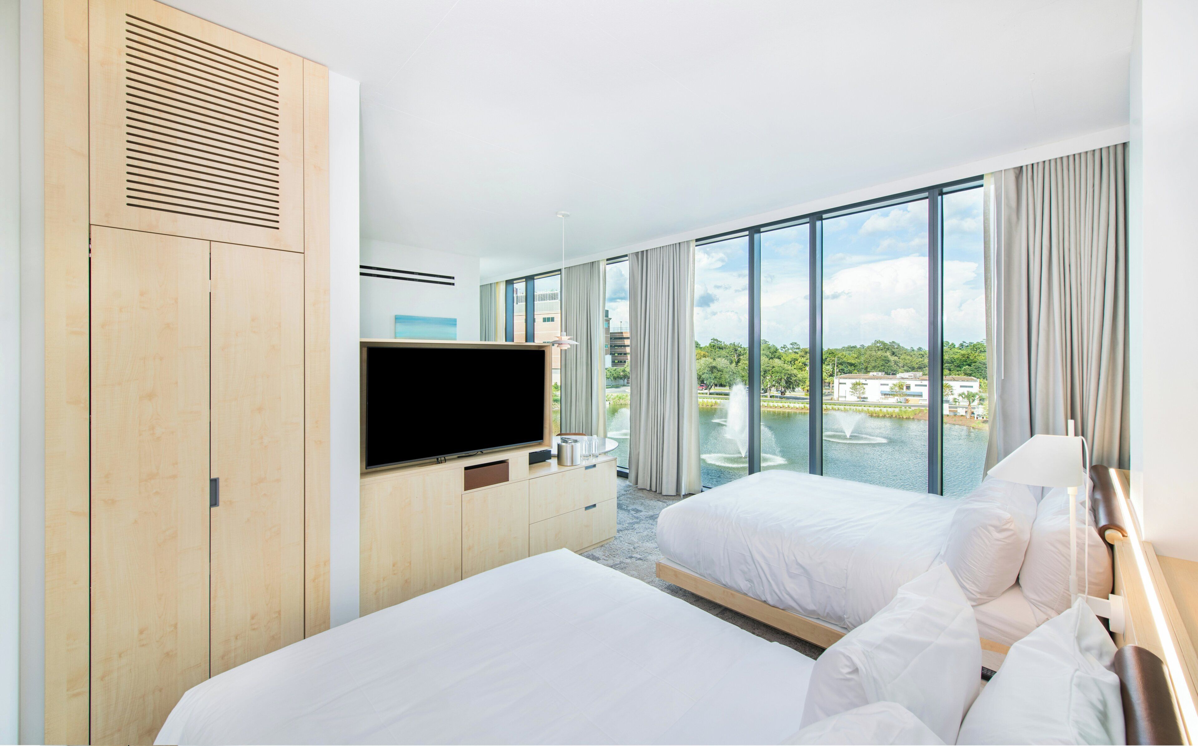 Kamer, 2 queensize bedden, uitzicht op meer | Een kluis op de kamer, een bureau, een strijkplank/strijkijzer