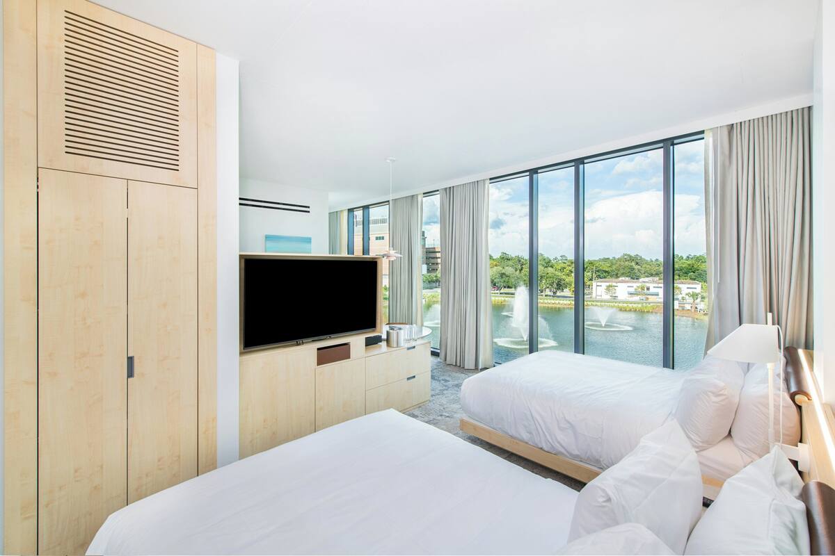 Kamer, 2 queensize bedden, uitzicht op meer | Een kluis op de kamer, een bureau, een strijkplank/strijkijzer