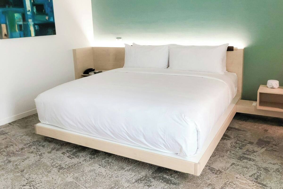 Kamer, 1 kingsize bed, uitzicht op de stad | Een kluis op de kamer, een bureau, een strijkplank/strijkijzer