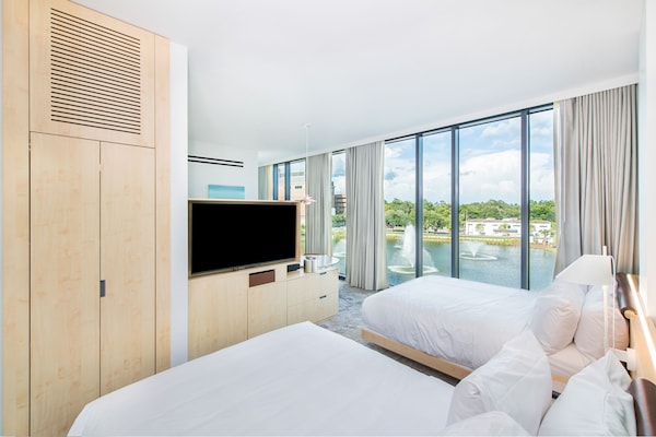 Caja de seguridad en la habitación y escritorio