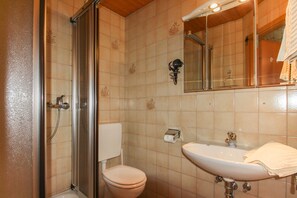 Dusche, Haartrockner, Handtücher