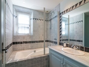 Villa | Badezimmer | Badewanne