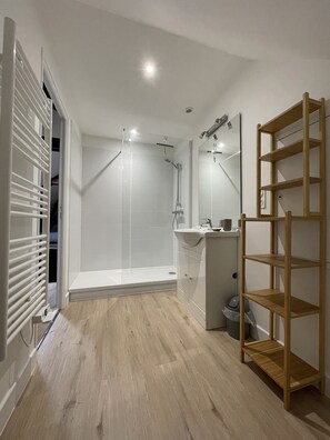 Douche, sĂšche-cheveux, serviettes fournies, papier toilette