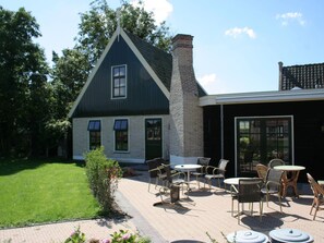 Chalet | Dining - Cozy Chalet with Dishwasher near Wadden Sea (Hippolytushoef)