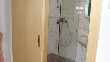 Apartment | Badezimmer | Dusche, Handtücher