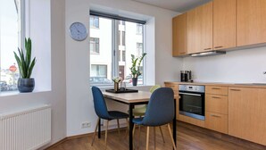 Coffee/tea maker, fridge, oven, stovetop - Tyr Downtown Studio Apartment (Reykjavík)