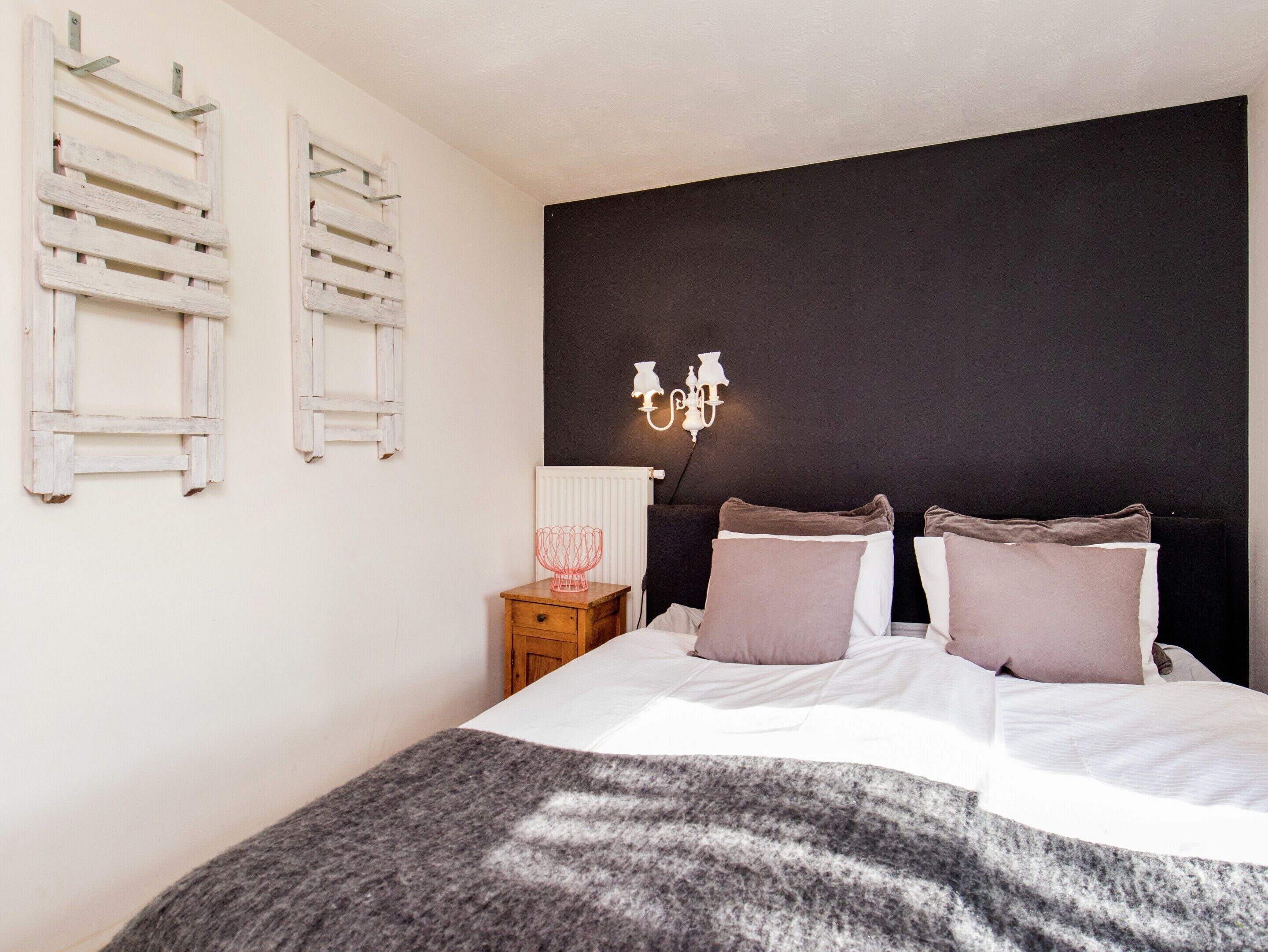 2 chambres, ameublement personnalisé, fer et planche à repasser