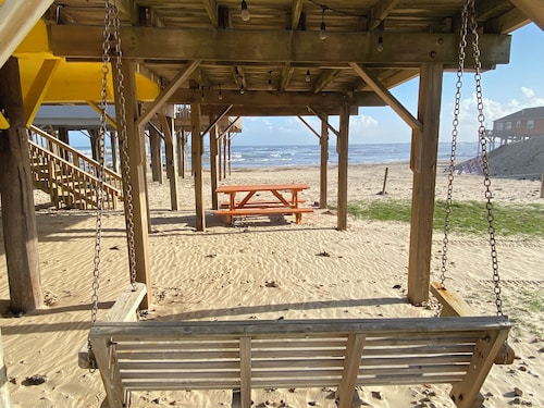 Surf Rider - cozy modern cottage. Steps to  the Beach!! 