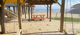 Surf Rider - cozy modern cottage. Steps to the Beach!!
