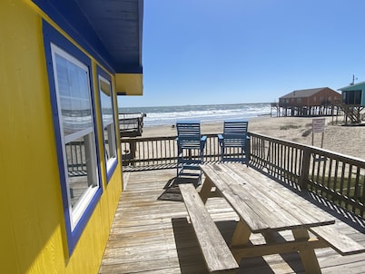 Surf Rider - cozy modern cottage. Steps to the Beach!!