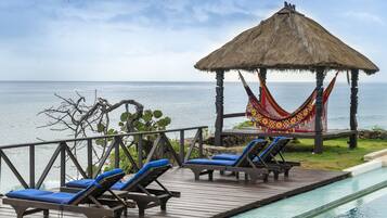 Alberca techada y alberca al aire libre