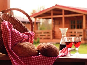 Balcony - Wooden Cottage With a Veranda Located in a Natural Area (Onstwedde)