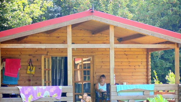 Terrace/patio - Wooden Cottage With a Veranda Located in a Natural Area (Onstwedde)