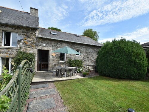Lavish Cottage in Maël-carhaix With Private Terrace