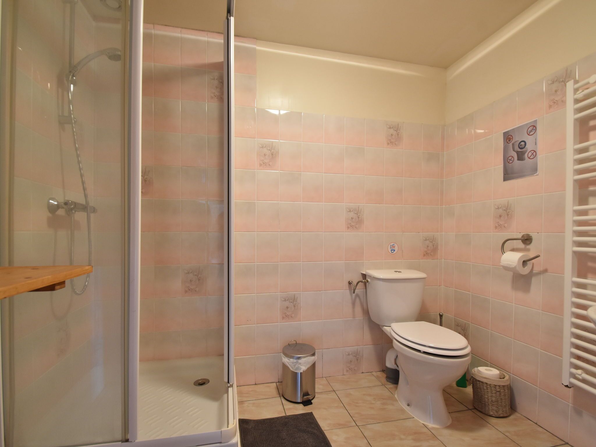 Cottage | Phòng tắm | Buồng tắm vòi sen, khăn tắm 