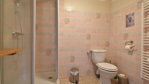 Cottage | Badkamer | Een douche, handdoeken