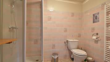 Cottage | Phòng tắm | Buồng tắm vòi sen, khăn tắm