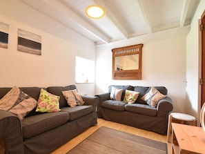 Living room - Lavish Cottage in Maël-carhaix With Private Terrace (Mael-Carhaix)