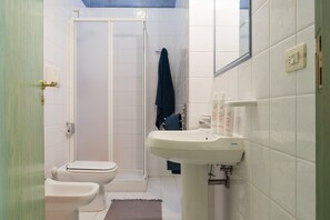 Douche, sĂšche-cheveux, serviettes fournies