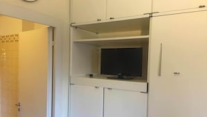 A bathroom with a toilet, a sink, and a mirror. - Eurotel 312 (Rapallo)