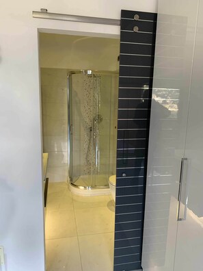 Studio | Bathroom shower