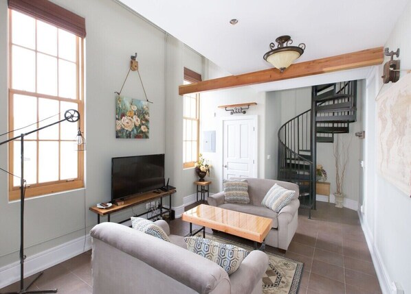 Televisión y oficina 