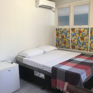 Minibar, escriptori i espai de treball apte per a portàtils 