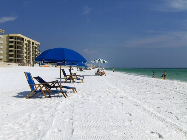 On the beach - Poolside pet-friendly, just feet from the beach. (Fort Walton Beach)