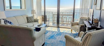 Stunning OCEAN FRONT Large 2 bedroom SUITE with breathtaking views