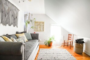 Bluebird Suite- Above the Bistro