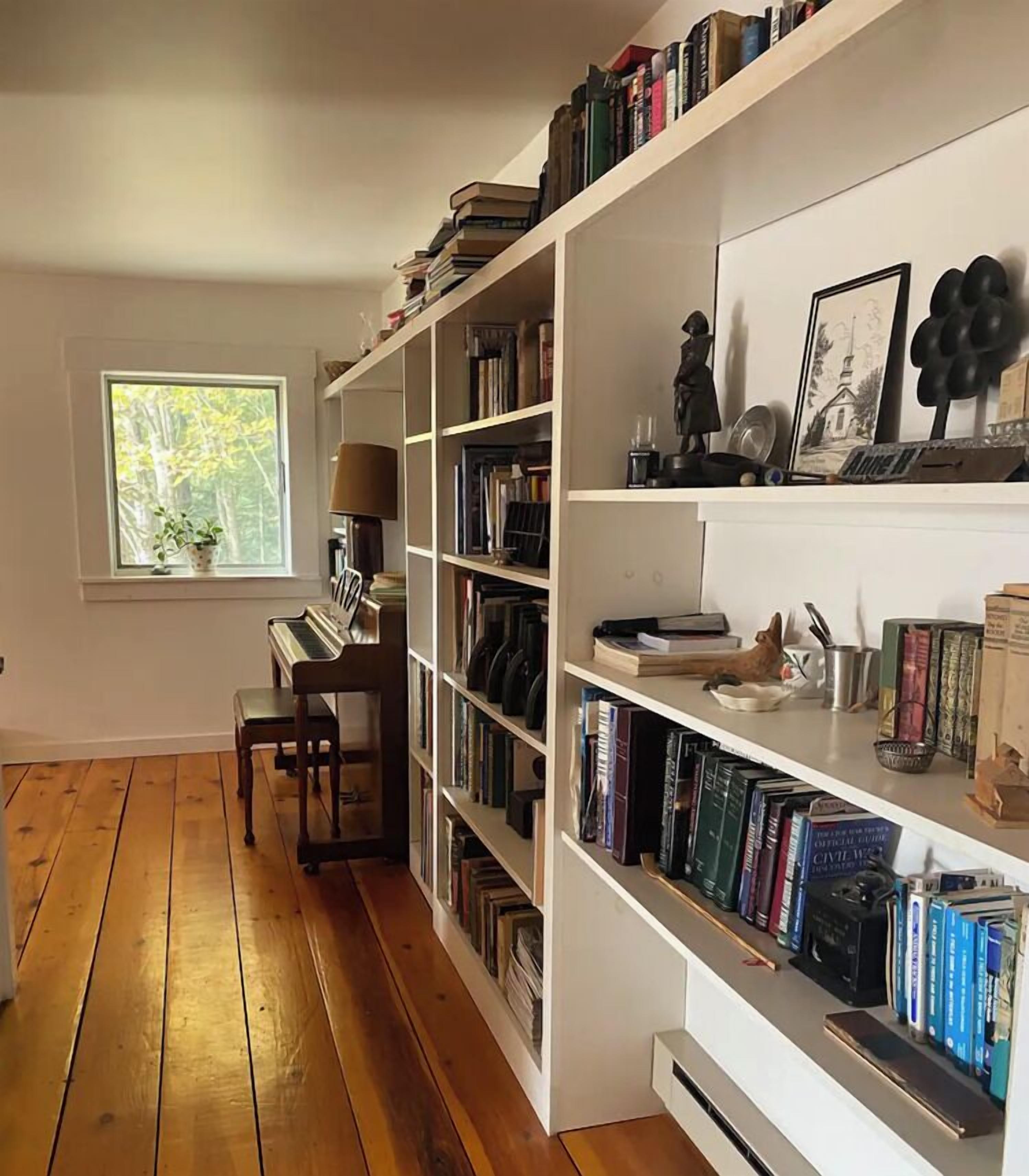 house at the ledges | living area | ipod dock