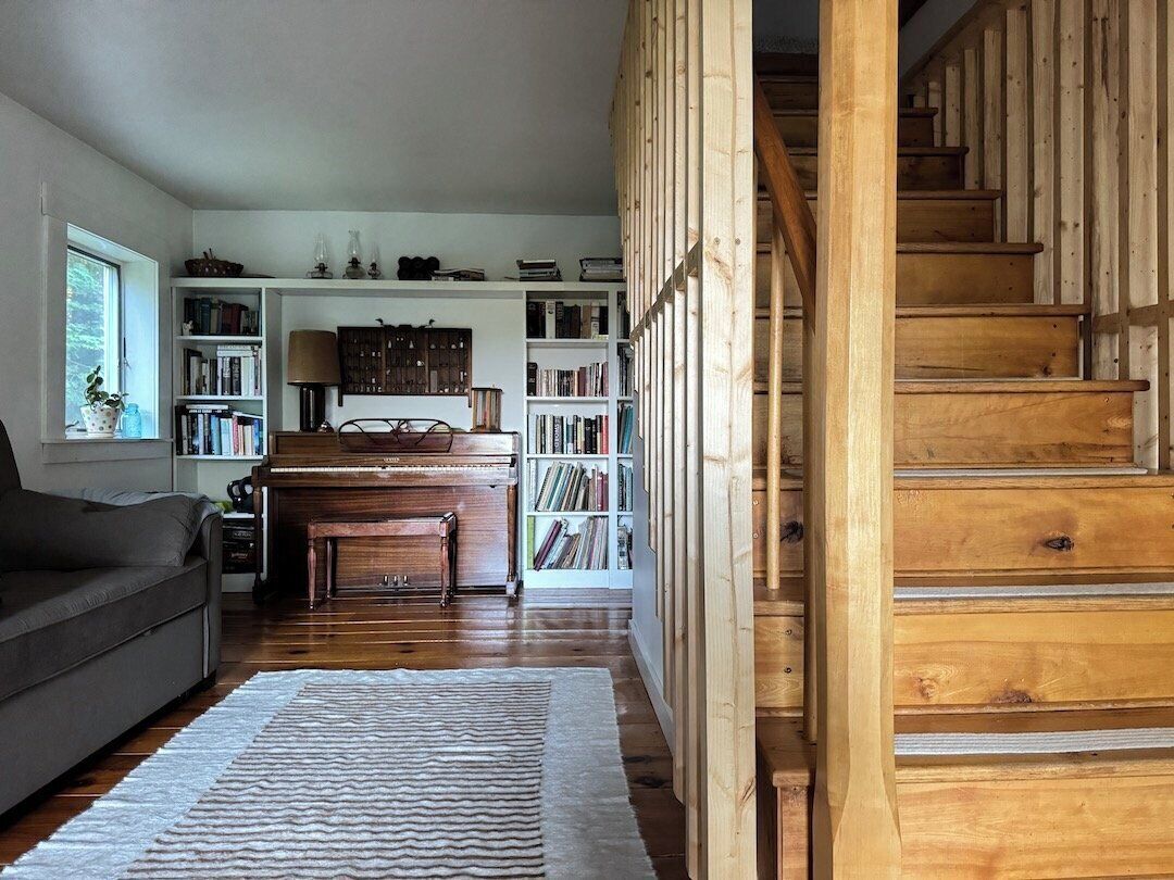 house at the ledges | living area | ipod dock