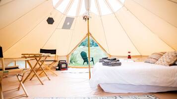 Classic-Zelt, 1 Queen-Bett, Bergblick | Wohnbereich