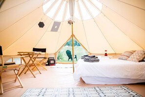 Classic Tent, 1 Queen Bed, Mountain View | Living area