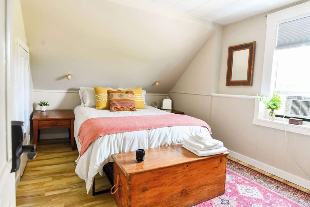 Rom – classic, 1 queensize-seng (Fern) | Sengetøy av topp kvalitet, skrivebord og skrivebord for bærbar PC