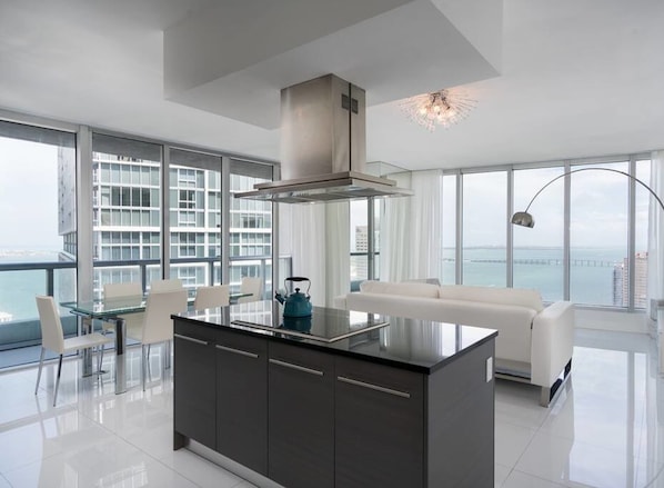 Eigene Küche | Großer Kühlschrank, Mikrowelle, Ofen, Herdplatte