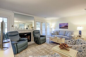 TV, DVD player - Sunset Rentals | Evian 252 (Hilton Head Island)