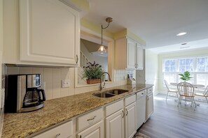 Fridge, microwave, stovetop, dishwasher - Sunset Rentals | Evian 252 (Hilton Head Island)
